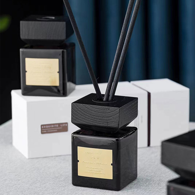 Personalizzi l'aria che rinfresca il vetro domestico Reed Diffuser del nero del bastone dell'olio di fragranza della decorazione