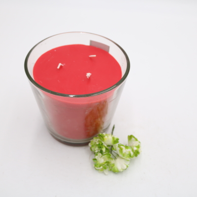 L'abitudine della casa dell'aroma ha sentito la candela semplice rossa della paraffina in vetro inclinato