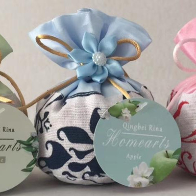 Asciugando la fragranza dei fiori ha sentito le bustine del cassetto per il guardaroba