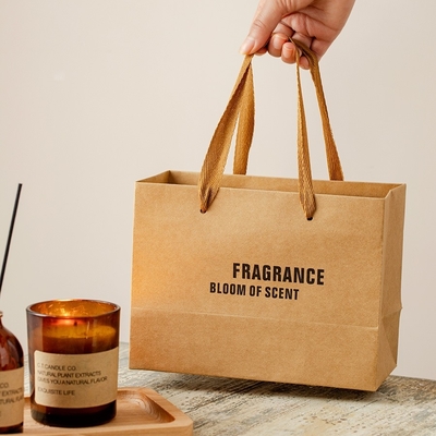 Pallet in legno con etichetta privata abbinato a set regalo con diffusore a lamella di candele profumate in cera di soia