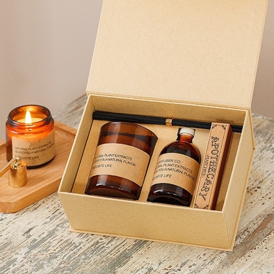 Pallet in legno con etichetta privata abbinato a set regalo con diffusore a lamella di candele profumate in cera di soia