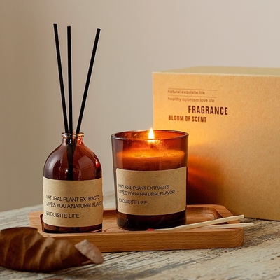 Pallet in legno con etichetta privata abbinato a set regalo con diffusore a lamella di candele profumate in cera di soia