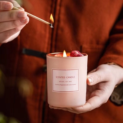 Il fiore secco di lusso di aromaterapia romantica di rosa dell'etichetta privata della CASA dell'AROMA ha sentito le candele della cera della soia per la scena di eventi