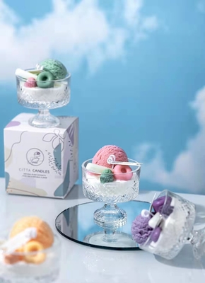 LA CASA dell'AROMA comercia la candela all'ingrosso profumata unica del gelato per la decorazione che domestica la cera di vetro fatta a mano della soia esamina in controluce i regali di Natale