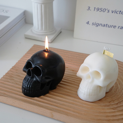 Il cranio fatto a mano della decorazione di Halloween della cera domestica creativa della soia ha sentito le candele