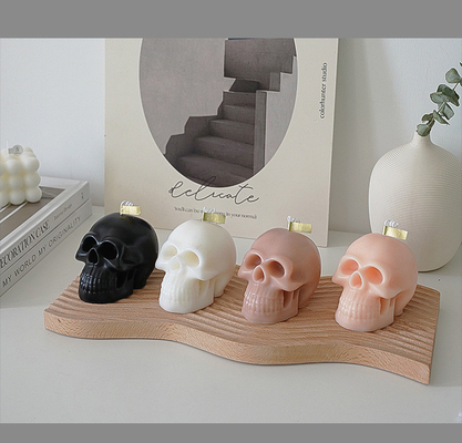 Il cranio fatto a mano della decorazione di Halloween della cera domestica creativa della soia ha sentito le candele