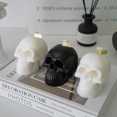 Il cranio fatto a mano della decorazione di Halloween della cera domestica creativa della soia ha sentito le candele