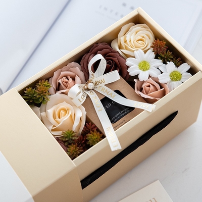 Regalo di compleanno immortale del regalo di festa della Mamma di San Valentino del contenitore di regalo della candela di aromaterapia del fiore 2023 Rose Dried Flower Bouq