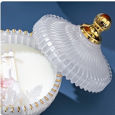 La cera mista della pianta ha immortalato la candela su ordinazione di aromaterapia della tazza dorata del fiore fatta a mano