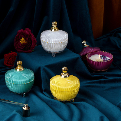 La cera mista della pianta ha immortalato la candela su ordinazione di aromaterapia della tazza dorata del fiore fatta a mano