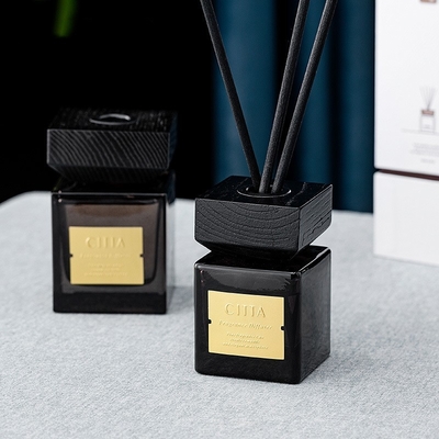 Reed Diffuser Air Freshener Scent domestico esamina in controluce l'insieme naturale del regalo dell'aroma dell'olio di fragranza