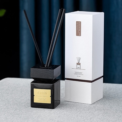 Reed Diffuser Air Freshener Scent domestico esamina in controluce l'insieme naturale del regalo dell'aroma dell'olio di fragranza
