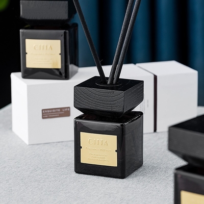 Reed Diffuser Air Freshener Scent domestico esamina in controluce l'insieme naturale del regalo dell'aroma dell'olio di fragranza