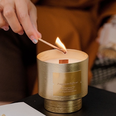 Candela profumata 290g del metallo dell'oro del barattolo di alluminio di lusso unico della tazza con lo stoppino di legno