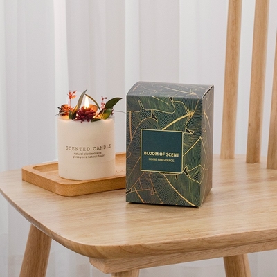 Crystal Spiritual Aromatherapy Scented Soy guarente esamina in controluce l'etichetta privata