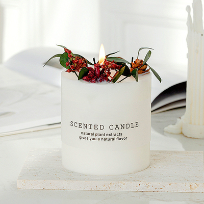 Crystal Spiritual Aromatherapy Scented Soy guarente esamina in controluce l'etichetta privata