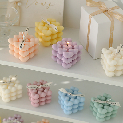 Il cubo di Rubik di amore del nuovo anno di DIY esamina in controluce il regalo geometrico profumato di aromaterapia