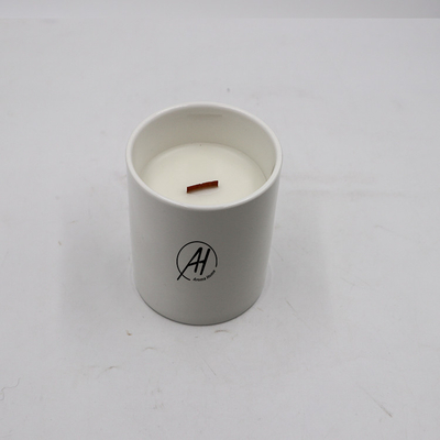 La sensazione dell'aroma ha sentito la candela ceramica bianca con lo stoppino di legno