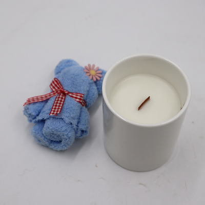 La sensazione dell'aroma ha sentito la candela ceramica bianca con lo stoppino di legno