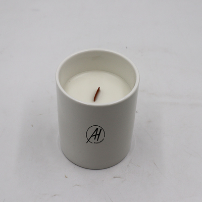 La sensazione dell'aroma ha sentito la candela ceramica bianca con lo stoppino di legno