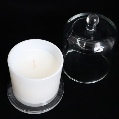 La candela di Rose Vanilla White Associates Aromatherapy messa per gli impianti di corpo e del bagno si rilassa