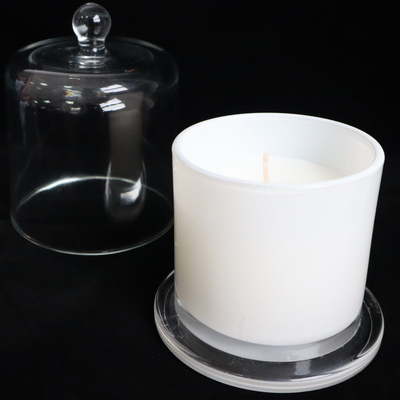 La candela di Rose Vanilla White Associates Aromatherapy messa per gli impianti di corpo e del bagno si rilassa