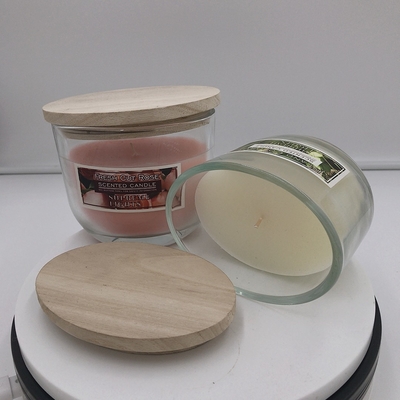 Le piccole candele casalinghe della citronella pilotano le candele repellenti dell'interno