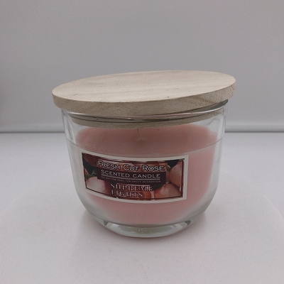 Le piccole candele casalinghe della citronella pilotano le candele repellenti dell'interno