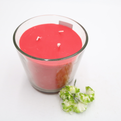 L'abitudine della casa dell'aroma ha sentito la candela semplice rossa della paraffina in vetro inclinato