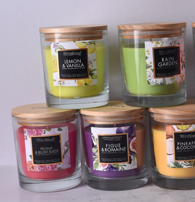 Abitudine di vetro rossa della candela di Candy della casa dell'aroma sentita con il coperchio di legno