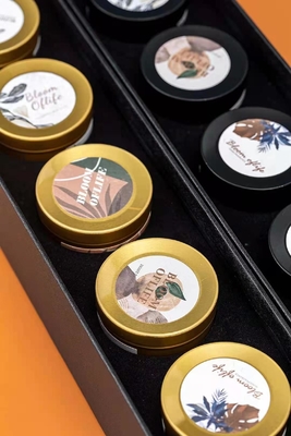 L'aroma ha sentito Woodwick Tin Can Candle Gold Black per il viaggio