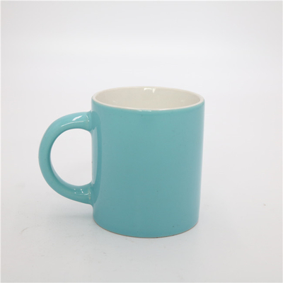 La tazza di tè rotonda blu brillante della casa dell'aroma ha sentito la candela ceramica 5.5oz della soia