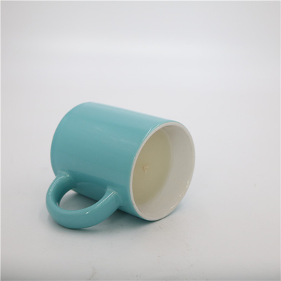 La tazza di tè rotonda blu brillante della casa dell'aroma ha sentito la candela ceramica 5.5oz della soia